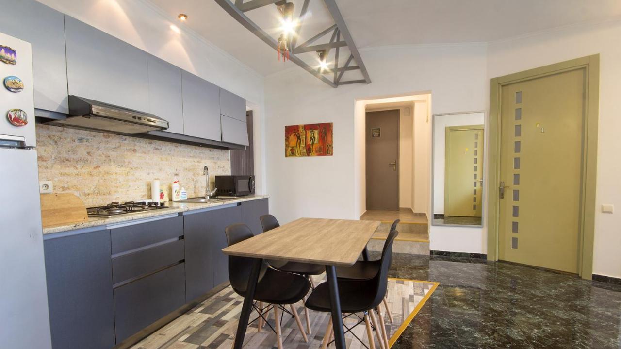 4 Bedroom Apartment On Liberty Square Tbilisi Exterior foto
